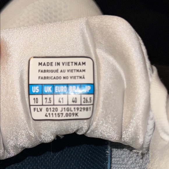 Nike White Athletic Shoes with Breathable Mesh and Sleek Design - Picture 14 of 14